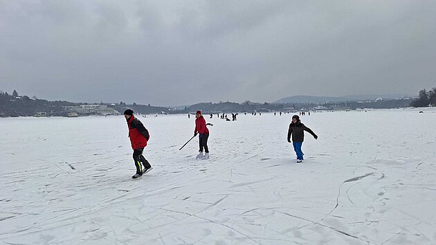 Tis�ce lid� vyrazily na Brn�nskou p�ehradu, napadnut� sn�h nijak nezhor�il brusla�sk� podm�nky, mnoz� si u��vaj� i b�kov�n�. (10. ledna 2026)