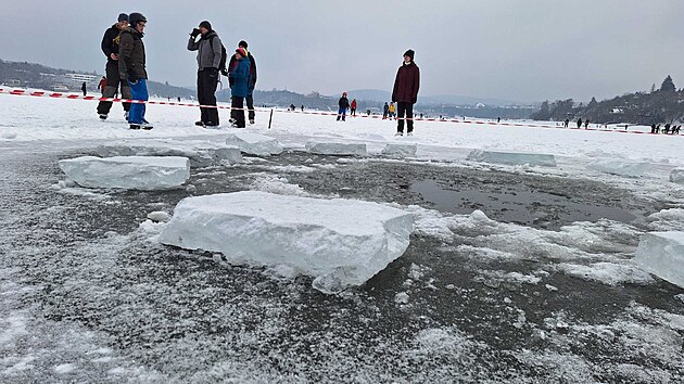 Tis�ce lid� vyrazily na Brn�nskou p�ehradu, napadnut� sn�h nijak nezhor�il brusla�sk� podm�nky, mnoz� si u��vaj� i b�kov�n�. Vysekan� otvor ukazuje tlou��ku ledu. (10. ledna 2026)