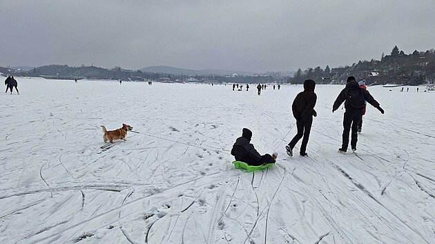 Tis�ce lid� vyrazily na Brn�nskou p�ehradu, napadnut� sn�h nijak nezhor�il brusla�sk� podm�nky, mnoz� si u��vaj� i b�kov�n�. (10. ledna 2026)
