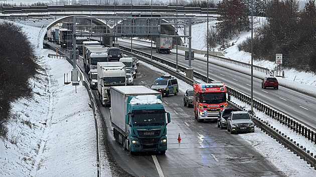 Nehoda �esti aut na Pra�sk�m okruhu sm�rem k leti�ti. (10. ledna 2026)