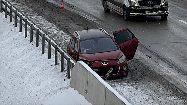 Nehoda �esti aut na Pra�sk�m okruhu sm�rem k leti�ti. (10. ledna 2026)