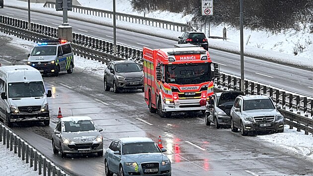 Nehoda �esti aut na Pra�sk�m okruhu sm�rem k leti�ti. (10. ledna 2026)