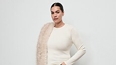 �e je v jednoduchosti krása, dokazuje top, který vidíte na modelce. Klasické...