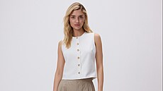Oblekové vesty se stále dr�í na výsluní. Bílá ve spojení se zlatou p�sobí...