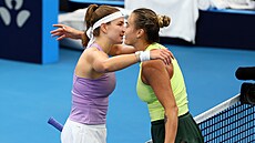Aryna Sabalenková (vpavo) a Karolína Muchová po semifinále v Brisbane.
