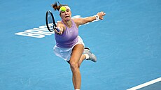 Karolína Muchova, dobíhá mí�ek v semifinále turnaje v Brisbane.