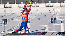 Vít�zslav Hornig na st�elnici p�i �tafet� v Oberhofu.