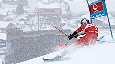 Marco Odermatt si jede pro triumf v ob�ím slalomu v Adelbodenu.