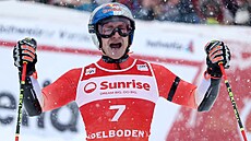 Marco Odermatt slaví triumf v ob�ím slalomu v Adelbodenu.