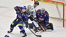 Bud�jovický branká� Milan Klou�ek v pohotovosti.