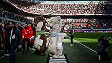 Tina (bílá) a Milo. Maskoti olympijských her p�i fotbalovém utkání na San Siru.
