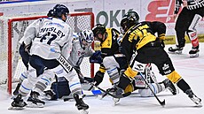 Dominik Hrachovina v brance Vítkovic �elí �anci Matú�e Suke�a z Litvínova.