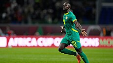 Sadio Mané se raduje ze svého gólu do sít� Egypta.