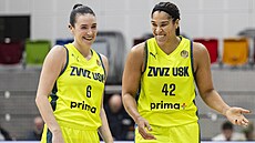 Brionna Jonesová (vpravo)  z USK Praha, Bridget Carletonová z USK Praha