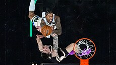 Kevin Porter Jr. z Milwaukee zakon�uje p�es Víta Krej�ího z Atlanty.