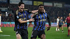 Nigerijský úto�ník Rafiu Durosinmi (vpravo) se po p�estupu z Plzn� do Pisy...