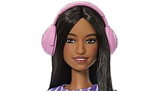 Barbie má na hlav� sluchátka proti hluku. (12. ledna 2026)