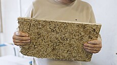 Michal Navrátil má v ruce d�ev�ný výrobek ze své fabriky.