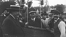 Georges Ravaine v balonu La Moucheron 17. zá�í 1911 v Saint-Cloud
