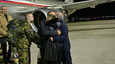 Na pra�ském leti�ti v ned�li ve�er p�istálo letadlo s �echem Janem Darmovzalem,...