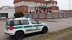 V�z litevské policie p�ed ruským konzulátem v Klajped� (3. b�ezna 2022)