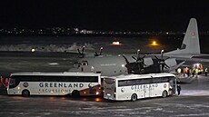 Dánský letoun s vojenským personálem p�istál v grónském Nuuku. (15. ledna 2026)