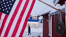 Americká vlajka na budov� konzulátu v grónském m�st� Nuuk. (14. ledna 2026)