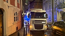 �idi� kamionu jel podle navigace. V Nerudov� ulici v Praze se zasekl. (15....
