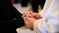 Pape� Lev XIV. p�i setkání s p�íbuznými ob�tí tragického novoro�ního po�áru v...