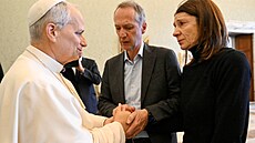 Pape� Lev XIV. p�i setkání s p�íbuznými ob�tí tragického novoro�ního po�áru v...