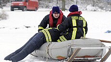 N�me�tí hasi�i nacvi�ují záchranu �lov�ka z ledové vody. (ilustra�ní snímek)