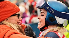 Lindsey Vonnová p�ijímá gratulace po své jízd� v Zauchensee.