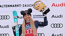 Lindsey Vonnová pózuje s trofejí pro vít�zku sjezdu v Zauchensee.
