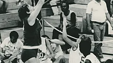 Basketbalistka Uljana Semjonovová zakon�uje.