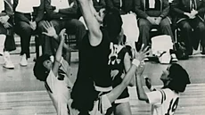 Basketbalistka Uljana Semjonovová si snadno poradila i s p�esilou hrá�ek.