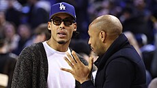 Virgil van Dijk a Thierry Henry p�ed zápasem NBA v Londýn�.