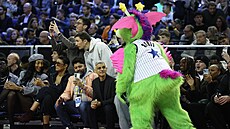 Maskot a londýnský starosta Sadiq Khan b�hem zápasu NBA.