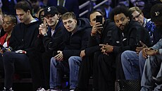 Asmir Begovi�, Declan Rice i brazilský obránce Marcelo sledují zápas NBA v...