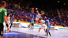 Mat�j Havran st�ílí na ME v házené proti Francii.