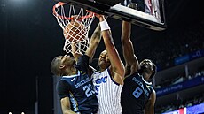 Paolo Banchero z Orlando Magic sme�uje i p�es snahu Cedrica Cowarda a Jarena...