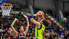 Janelle Salaünová z USK Praha zakon�uje.