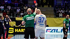 Jan U�ek dostal �ervenou kartu v utkání s Francií na ME v házené.