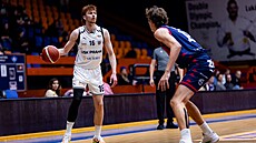 Ond�ej �vec z USK Praha hledá prostor pro p�ihrávku v utkání s Basketem Brno.
