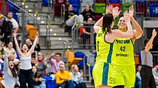 Bridget Carletonová a Brionna Jonesová z USK Praha slaví.