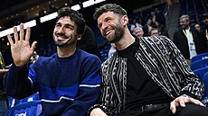 N�me�tí fotbalisté Mats Hummels a Thomas Müller p�ed zápasem NBA v Berlín�.