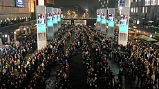 Fronty fanou�k� na utkání NBA v Berlín�.