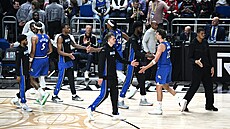 Basketbalisté Orlando Magic se radují z výhry v Berlín�.