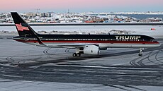 Letadlo s logem Trump p�istává v Nuuku v Grónsku (7. ledna 2025)