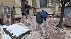 D�lníci se na staveni�t� dostanou p�ímo z ulice, katedrálou Bo�ského Spasitele...