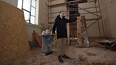 Mluv�í biskupství Ond�ej Elbl v rekonstruované kapli. P�ímo pod ní vykopou...